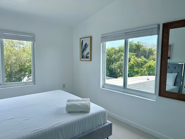 Apartamento estándar, 2 habitaciones | 1 dormitorio, espacio para trabajar con un portátil, cortinas opacas