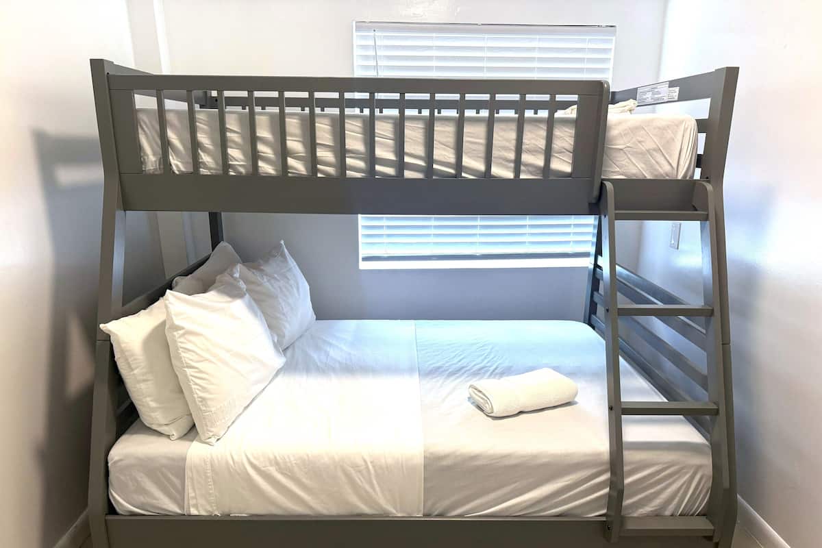 Standaard appartement, 2 slaapkamers | 1 slaapkamer, een laptopwerkplek, verduisterende gordijnen, gratis wifi
