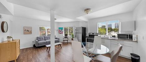 Luxury Apartment, 1 Bedroom | Dining room