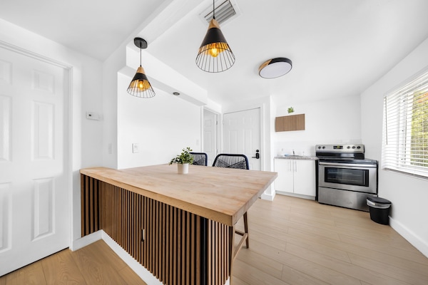 Departamento de lujo, 1 habitación | Cocina privada | Refrigerador, microondas, cafetera y tetera y utensilios de cocina