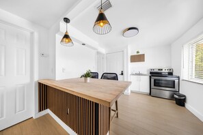 Refrigerador, microondas, cafetera/tetera, utensilios de cocina