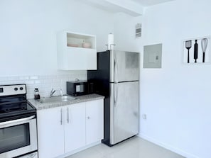 Apartamento estándar, 2 camas dobles | Cocina privada | Frigorífico, microondas, cafetera o tetera y utensilios de cocina