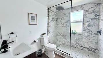 Superior Apartment, 2 Bedrooms | Bathroom | Shower, rainfall showerhead, hair dryer, towels