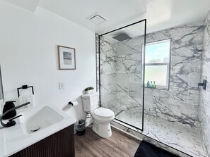 Superior appartement, 2 slaapkamers | Badkamer | Een douche, een regendouche, een haardroger, handdoeken