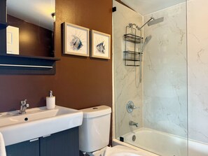 Standard Apartment, 2 Bedrooms | Bathroom | Shower, rainfall showerhead, hair dryer, towels - Renzzi Villas (Miami)