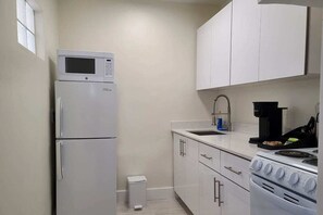 Fridge, microwave, oven, stovetop - BEACH SIDE Studio steps from the Ocean & Boardwalk (Hollywood)