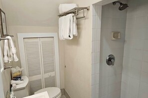 Shower, hair dryer, shampoo - Surf Beach Studio Suite Oasis (Hollywood)