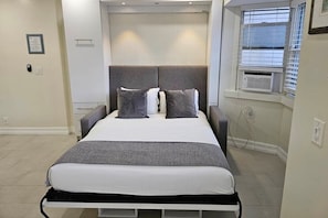 1 bedroom, iron/ironing board, WiFi, bed sheets - Surf Beach Studio Suite Oasis (Hollywood)