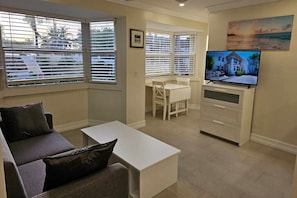 Smart TV, offices - Surf Beach Studio Suite Oasis (Hollywood)