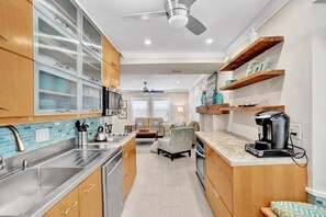 Fridge, microwave, oven, stovetop - Surf Beach house steps to Beach (Hollywood)