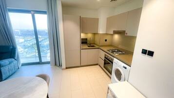 Jääkaappi, mikroaaltouuni, uuni, liesi