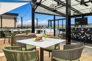 2 bares/lounges, bar na cobertura