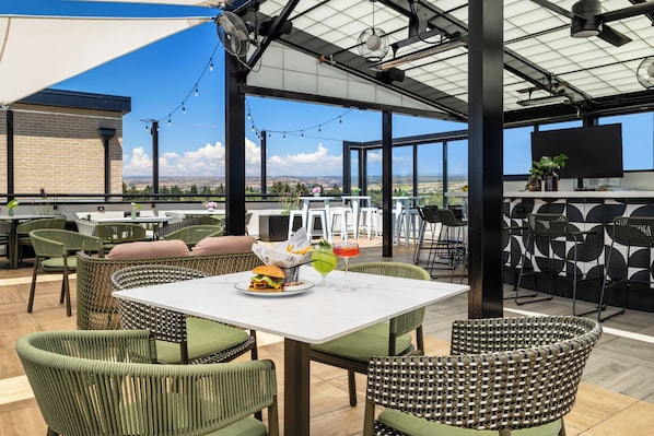 2 bars/lounges, rooftop bar