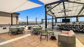 2 bars/lounges, rooftop bar