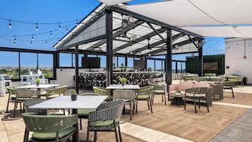 2 bars/lounges, rooftop bar