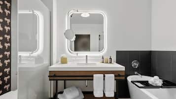 Habitación Deluxe | Baño | Artículos de higiene personal gratuitos, secador de pelo y albornoces