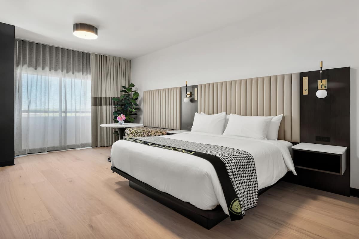 Boutique King Balcony | Hypo-allergenic bedding available, minibar, in-room safe, desk