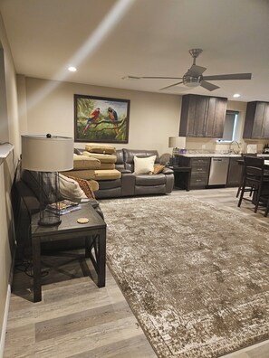 Living area - Charming apartment with AC and WiFi in gorgeous Lake Port, FL (Moore Haven)