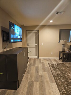 Interior - Charming apartment with AC and WiFi in gorgeous Lake Port, FL (Moore Haven)