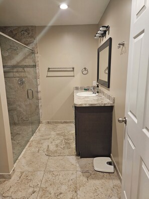 Shower, towels - Charming apartment with AC and WiFi in gorgeous Lake Port, FL (Moore Haven)