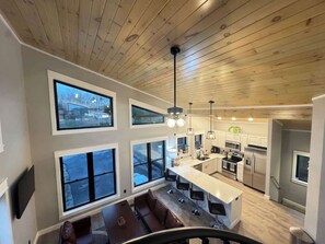 冷蔵庫、電子レンジ、オーブン、コンロ