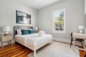 2 bedrooms, iron/ironing board, internet