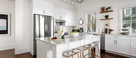 Een koelkast, een microgolfoven, een oven, een kookplaat