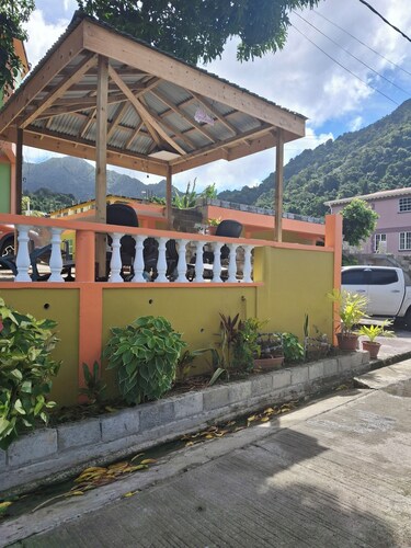 Spacious 2-bedroom apartment with AC, WiFi and parking in serene Pointe Michel