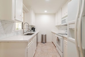 Microwave, oven, stovetop, dishwasher - A Modern & Cozy Townhome with good vibes (Houston)