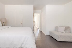2 bedrooms, desk, iron/ironing board, WiFi - A Modern & Cozy Townhome with good vibes (Houston)