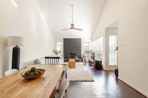 Interior - A Modern & Cozy Townhome with good vibes (Houston)