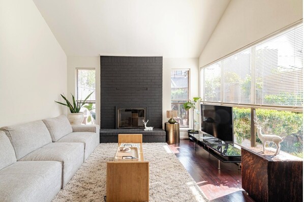Smart TV, fireplace - A Modern & Cozy Townhome with good vibes (Houston)
