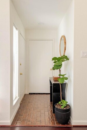 Interior - A Modern & Cozy Townhome with good vibes (Houston)