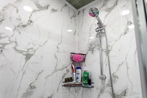 Ferienhaus | Badezimmer | Dusche, Haartrockner, Handtücher