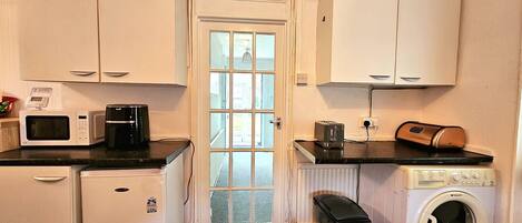 House | Private kitchen | Fridge, microwave, oven, stovetop