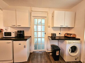 Maison | Cuisine privée | Réfrigérateur, micro-ondes, four, plaque de cuisson