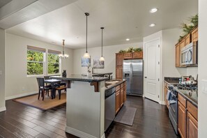 Fridge, microwave, oven, stovetop - 2 BR 2.5 BTH + loft - Central, A/C & Spacious! (Flagstaff)