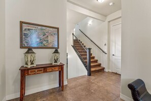 Interior - 2 BR 2.5 BTH + loft -  Central, A/C & Spacious! (Flagstaff)