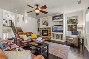 TV, fireplace - 2 BR 2.5 BTH + loft -  Central, A/C & Spacious! (Flagstaff)