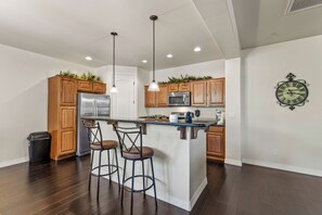 Fridge, microwave, oven, stovetop - 2 BR 2.5 BTH + loft - Central, A/C & Spacious! (Flagstaff)