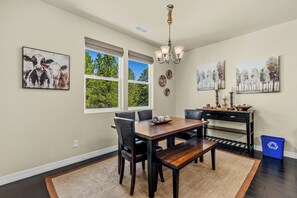 Dining - 2 BR 2.5 BTH + loft - Central, A/C & Spacious! (Flagstaff)