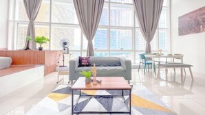 Una sala moderna con sofá, mesa de centro y comedor.