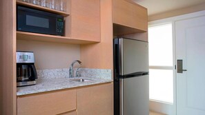 Refrigerador, microondas, cafetera y tetera y utensilios de cocina 