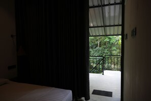 5 bedrooms, iron/ironing board, free WiFi, bed sheets