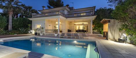 Lämmitetty uima-allas