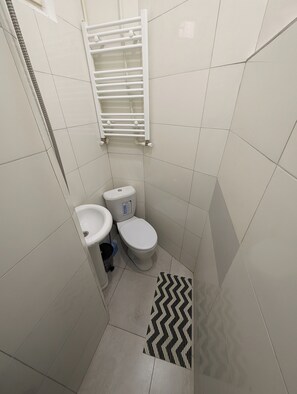 Sèche-cheveux, serviettes fournies, shampoing, papier toilette