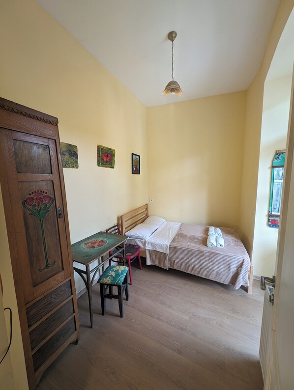 1 chambre, bureau, fer et planche à repasser, Wi-Fi gratuit