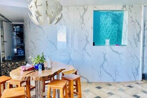 المنشأة من الداخل