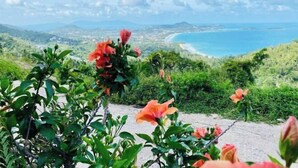 A coastal landscape with a view of the sea and mountains. - Samui Sky Pool Villa (Koh Samui)