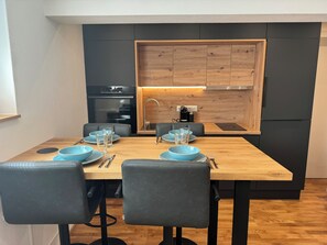 Forn, placa de cuina, rentaplats i cafetera i tetera 